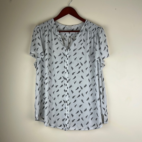 fun 2 fun Tops - Fun2fun Woman’s Top 1X Split neck feathers flutter short sleeve